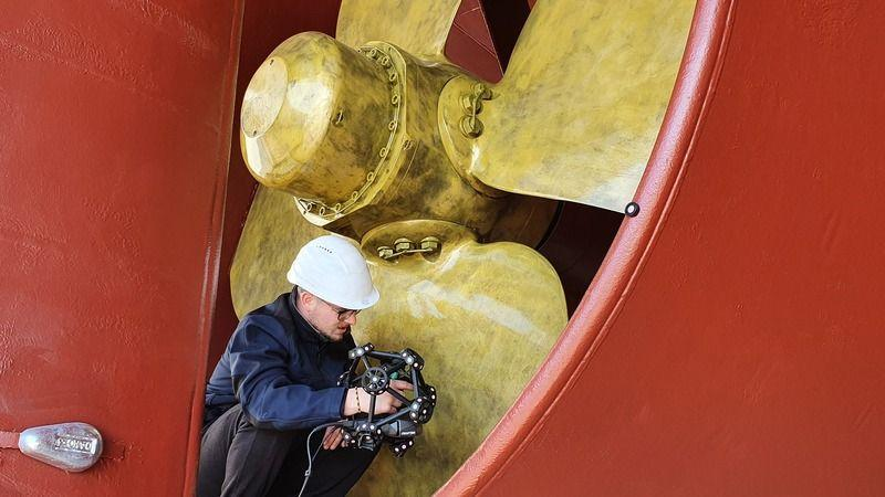 Proses pemindaian propeller menggunakan handheld 3D scanner.