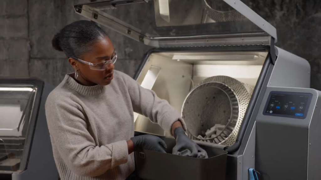 Teknologi SLS 3D printing untuk produksi komponen fungsional dalam industri manufaktur modern.